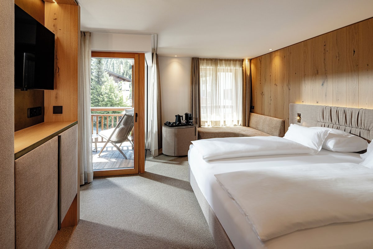 Panoramic Double or Twin Room, Mountain View | Minibar, in-room safe, desk, laptop workspace