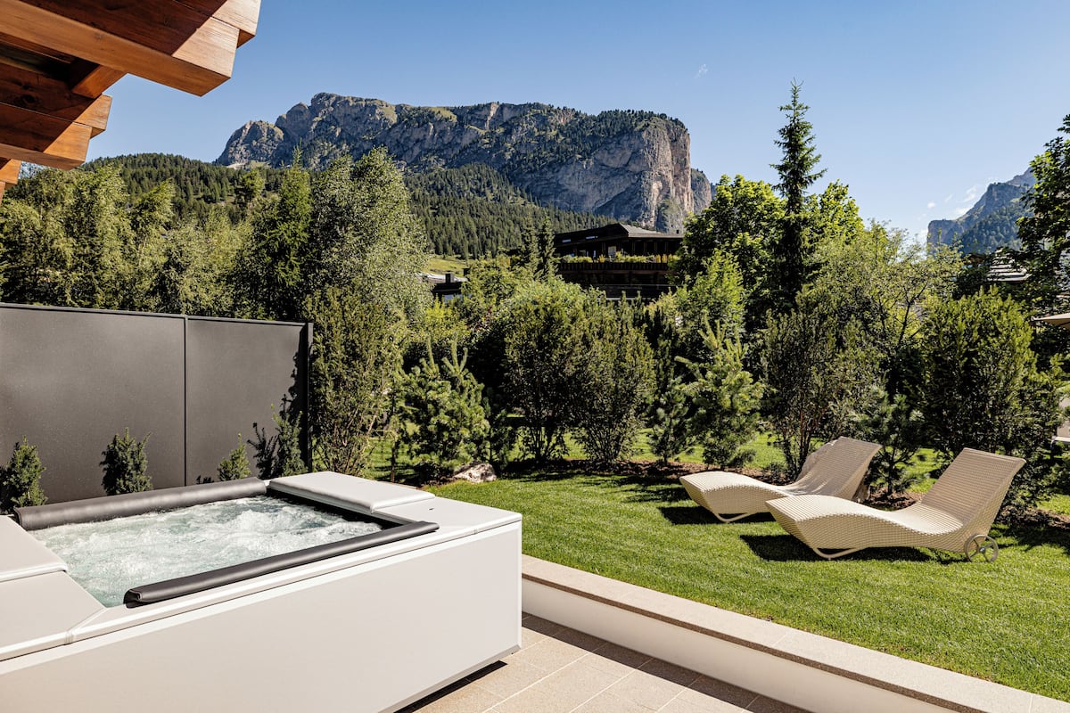 Exclusive Double or Twin Room, Jetted Tub, Mountain View | Minibar, in-room safe, desk, laptop workspace