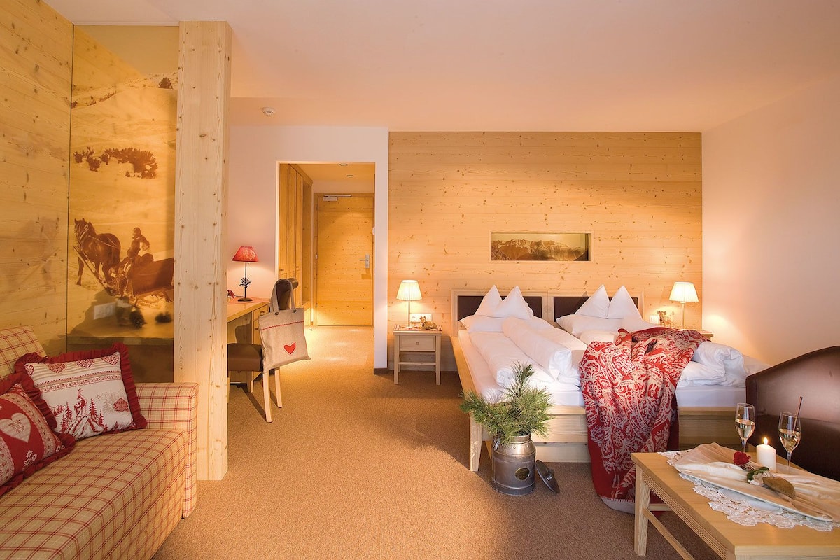 Deluxe Double Room | Minibar, in-room safe, cribs/infant beds, rollaway beds