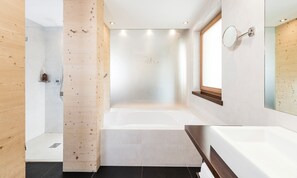 Suite, vista a la montaña | Baño | Tina con regadera, amenidades de baño gratuitas, secadora de cabello 