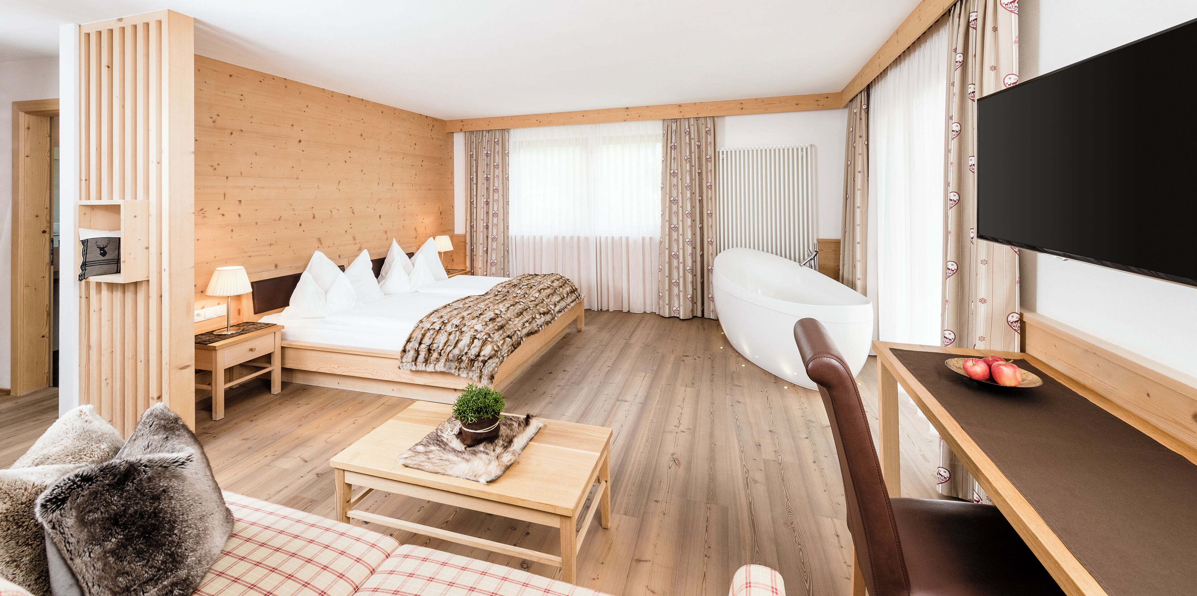 Dobbelt- eller tomannsrom – deluxe, fjellutsikt | Minibar, safe på rommet, individuelt innredet og skrivebord