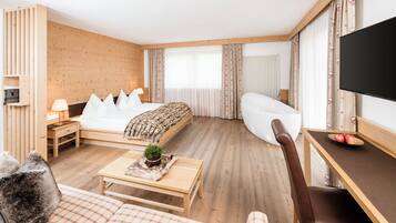 Deluxe-Doppel- oder -Zweibettzimmer, Bergblick | Minibar, Zimmersafe, individuell eingerichtet, Schreibtisch