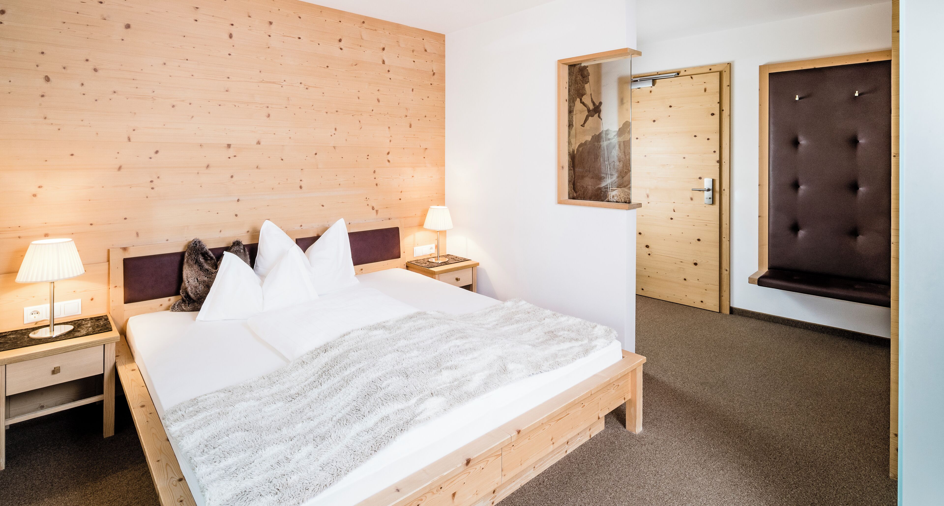 Enkeltrom, fjellutsikt | Minibar, safe på rommet, individuelt innredet og skrivebord