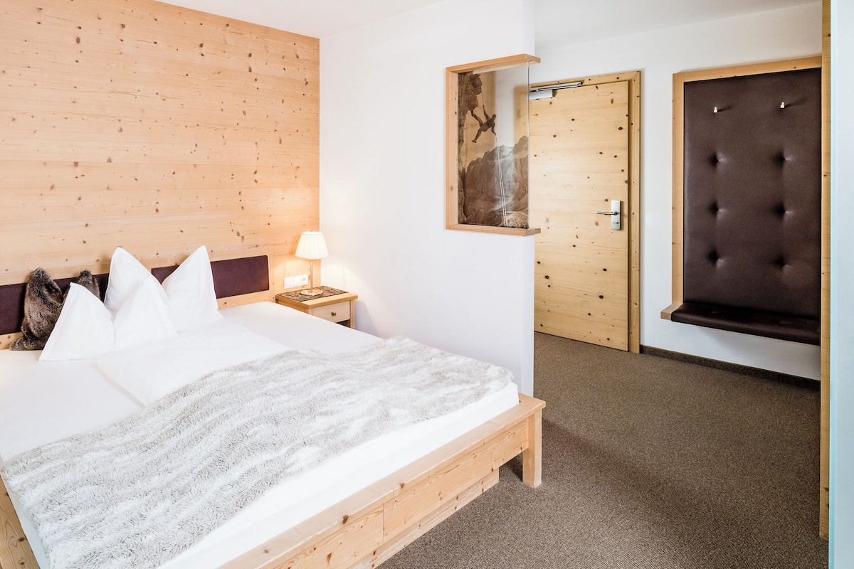 Enkeltrom, fjellutsikt | Minibar, safe på rommet, individuelt innredet og skrivebord