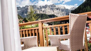 Deluxe-Doppel- oder -Zweibettzimmer, Bergblick | Terrasse/Patio
