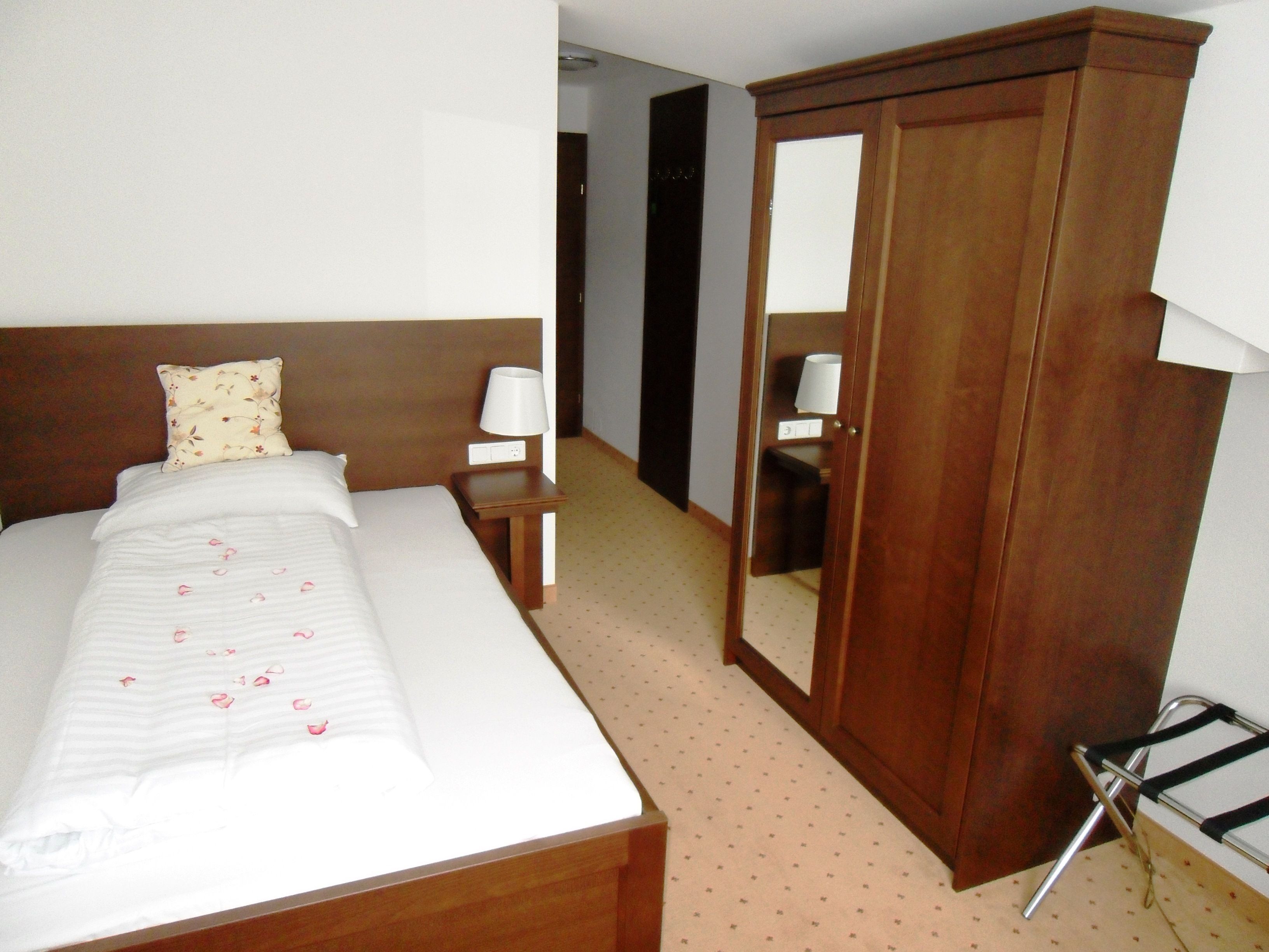 single room | premium bedding, in-room safe, desk, blackout curtains