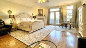 Une chambre à coucher avec un lit, des tables de chevet, un bureau et une chaise.