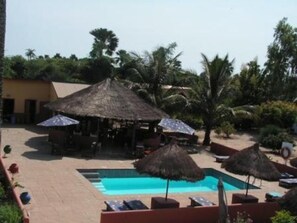 สระว่ายน้ำกลางแจ้ง