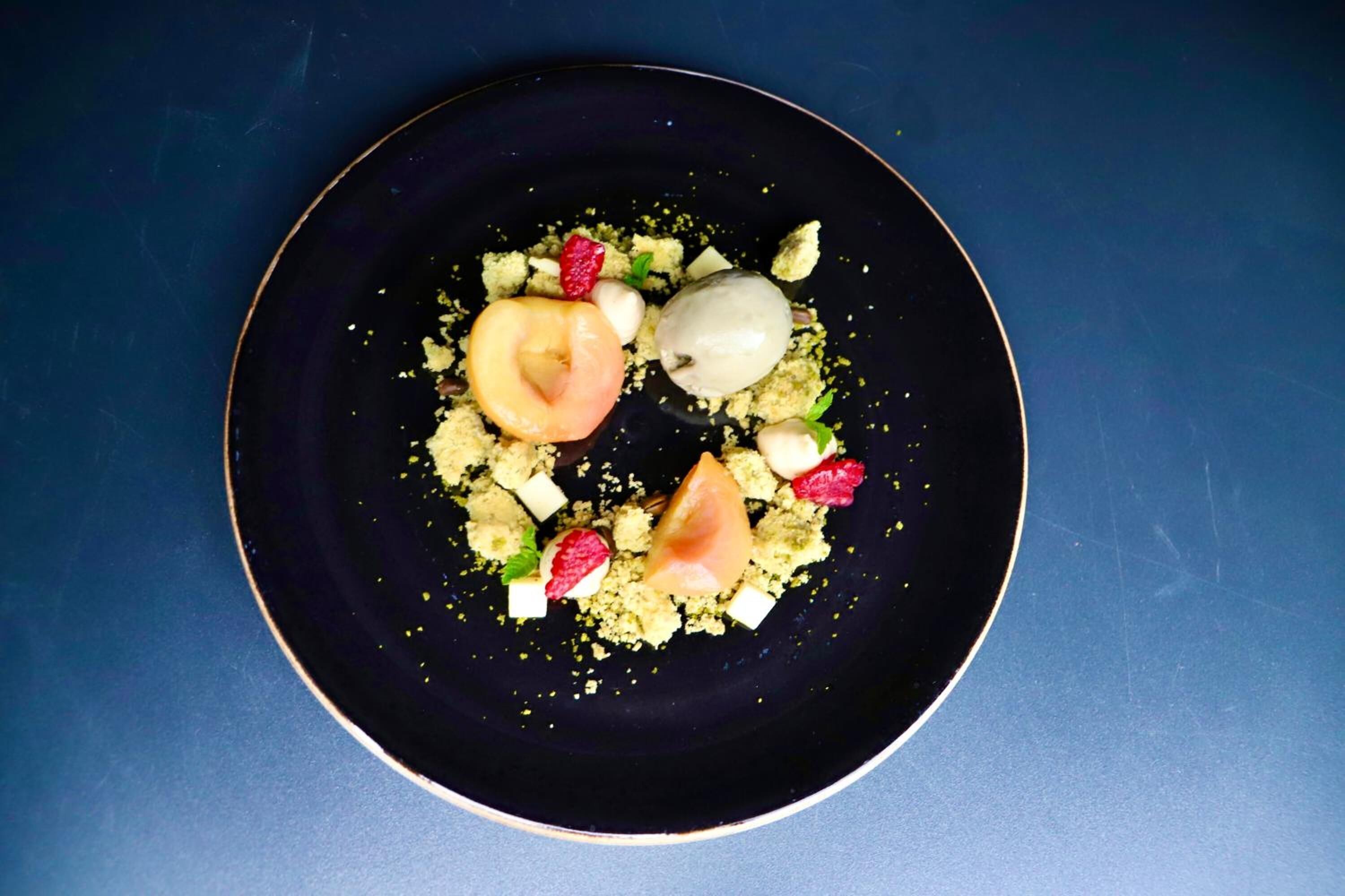 lunch and dinner served, international cuisine