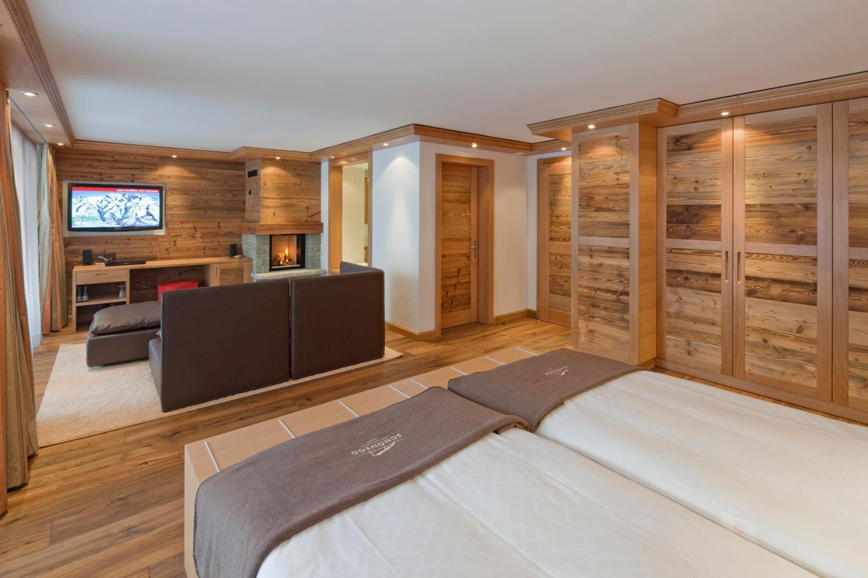 minibar, in-room safe, desk, laptop workspace