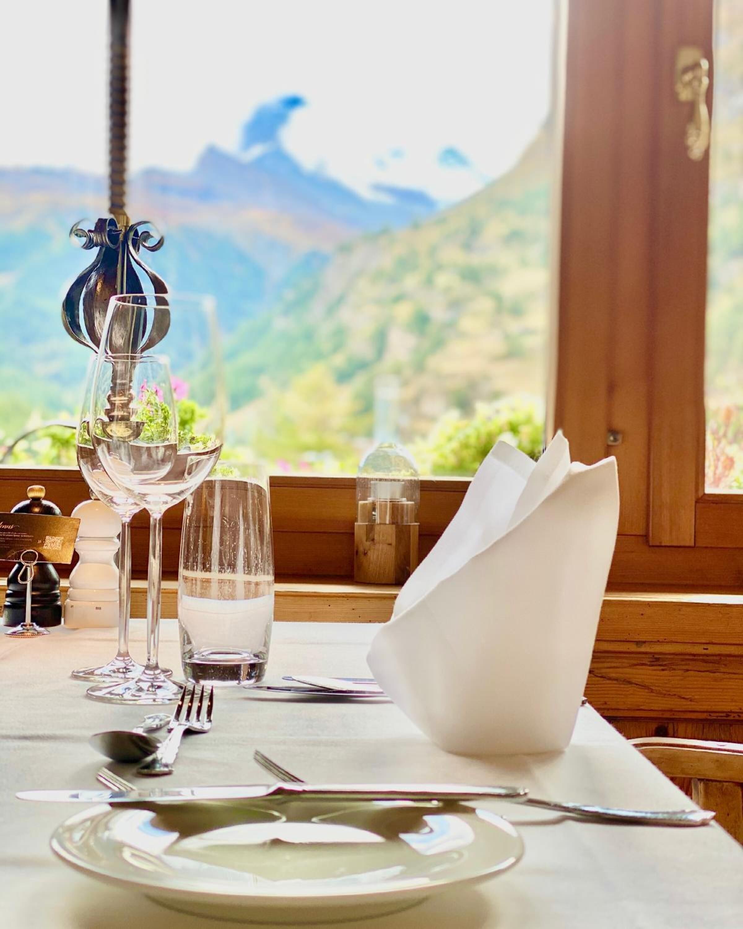 lunch and dinner served, international cuisine