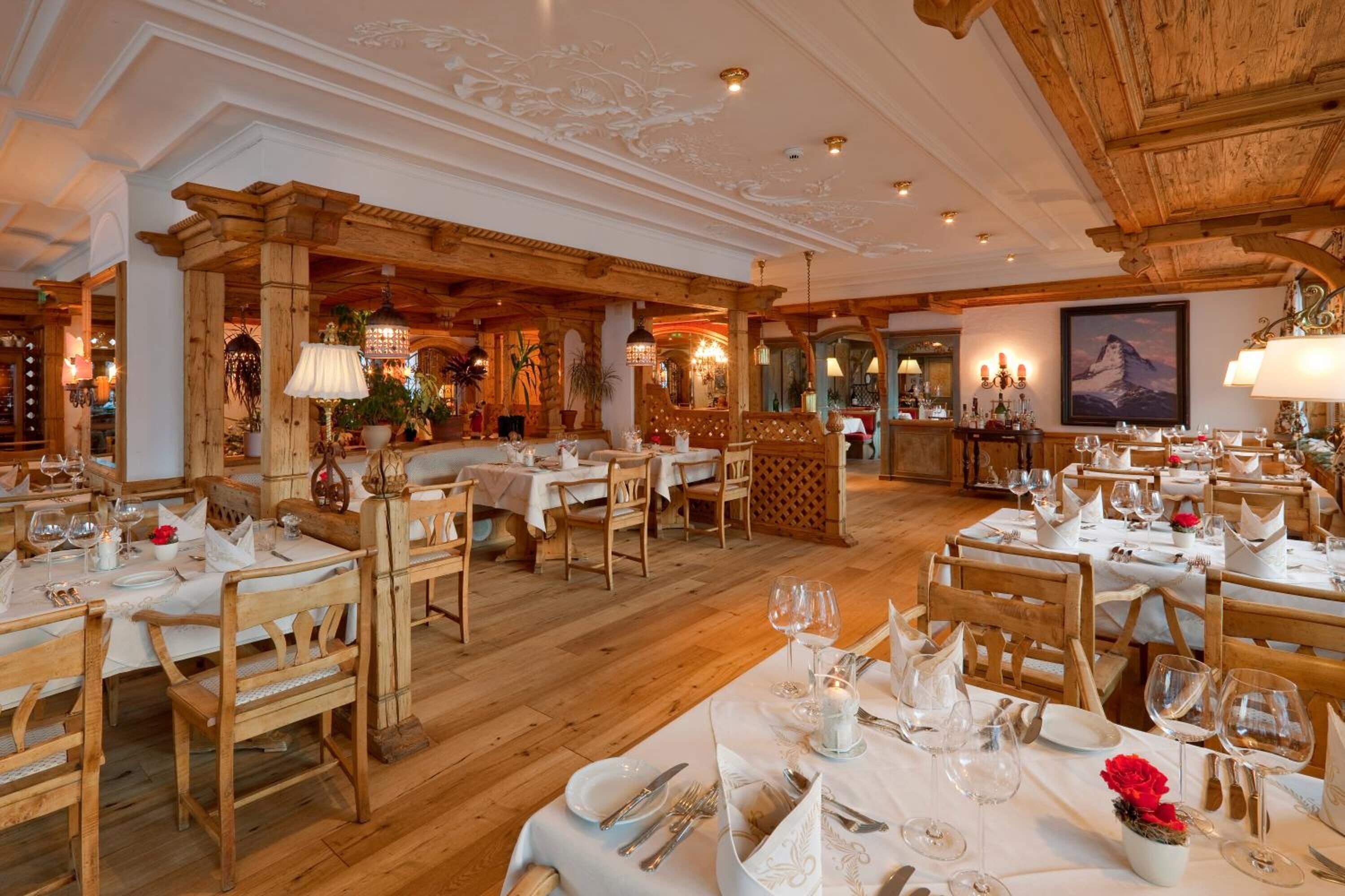 lunch and dinner served, international cuisine