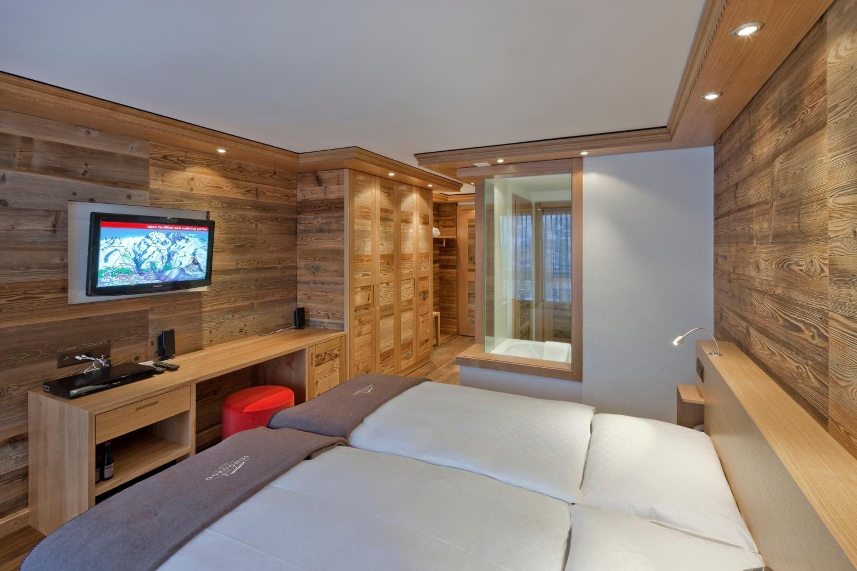 minibar, in-room safe, desk, laptop workspace