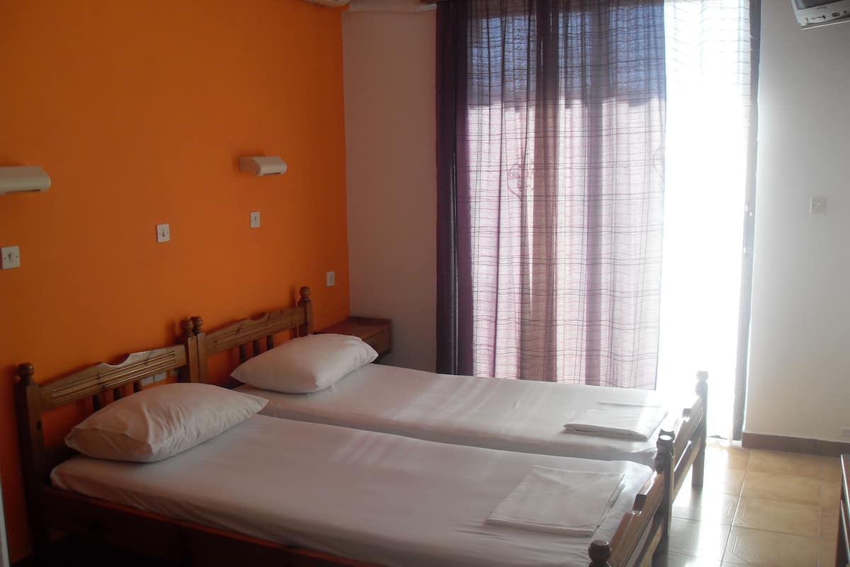 Basic Double Room | Free WiFi, bed sheets