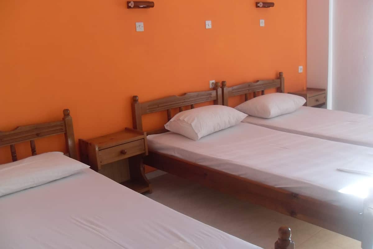Basic Studio (for 3) | Free WiFi, bed sheets