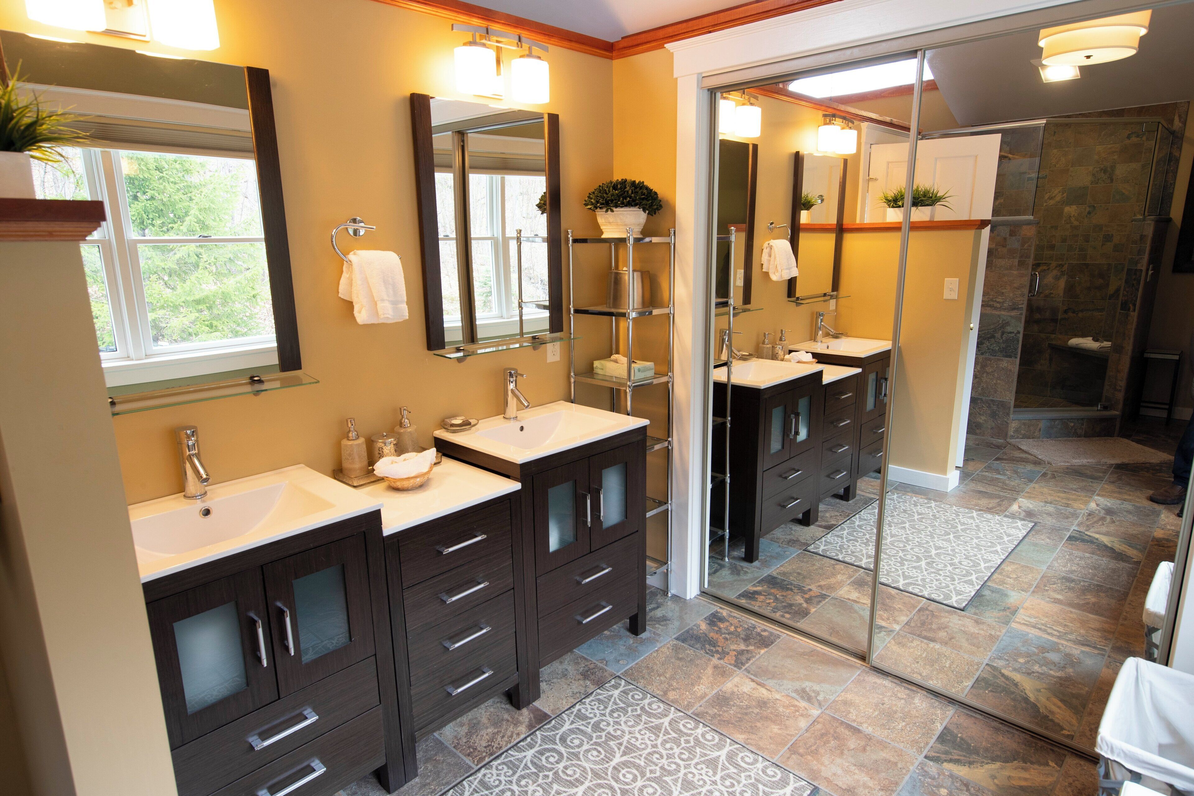 Room, 6 Bedrooms (Home) | Bathroom | Combined shower/tub, towels