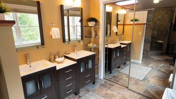 Room, 6 Bedrooms (Home) | Bathroom | Combined shower/tub, towels
