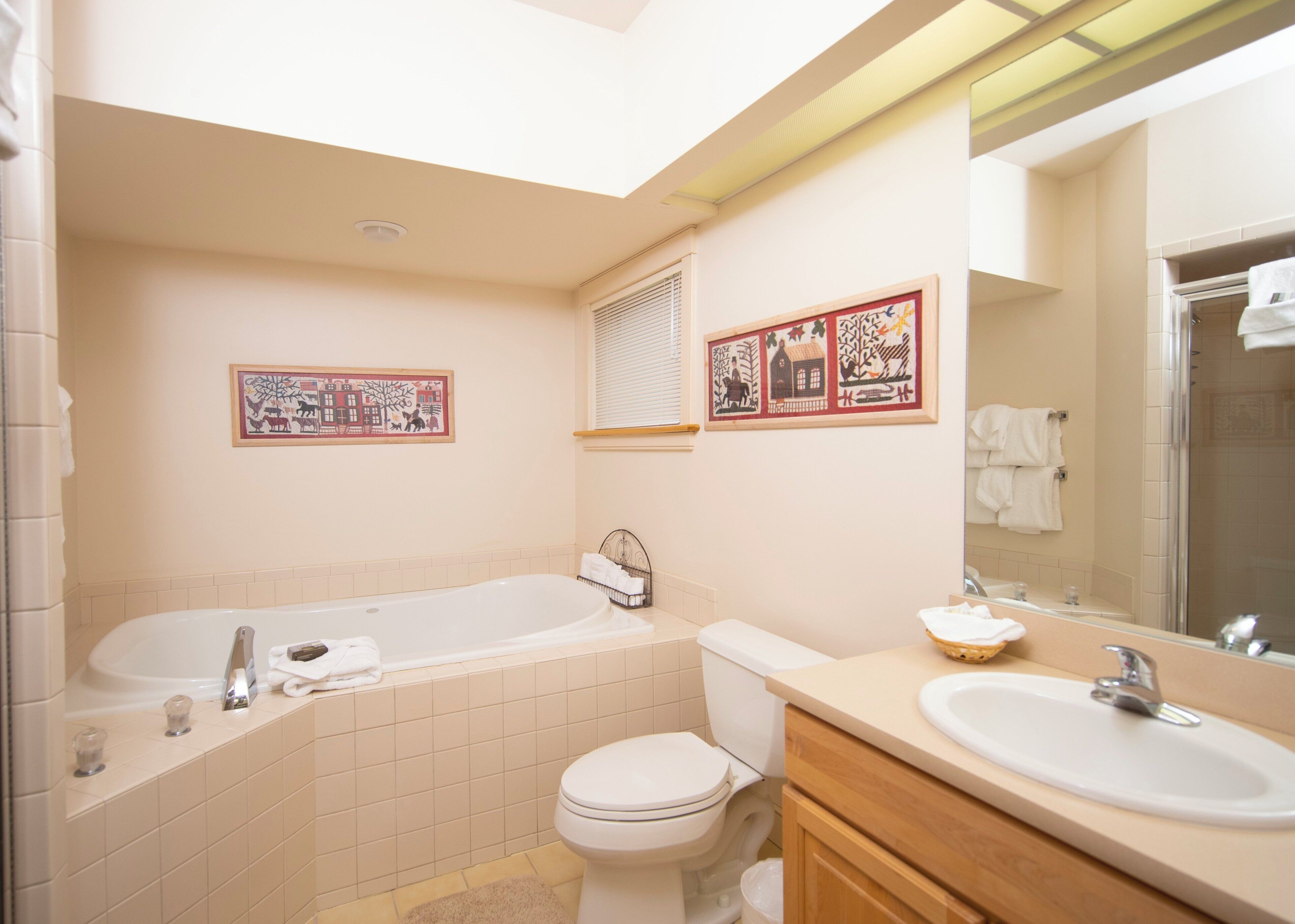 Un baño con bañera, inodoro, lavabo y ducha.