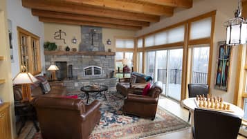 Room, 6 Bedrooms (Home) | Living area