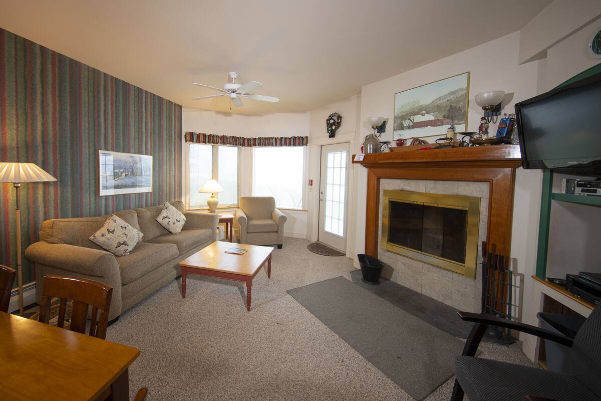 Solitude Village Two Bedroom Suite Mountainside | Living room