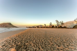 Plage à proximité, sable blanc, beach-volley