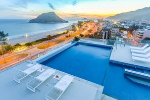 Outdoor pool, open 8:00 AM to 8:00 PM, pool umbrellas, sun loungers - CDesign Hotel (Rio de Janeiro)