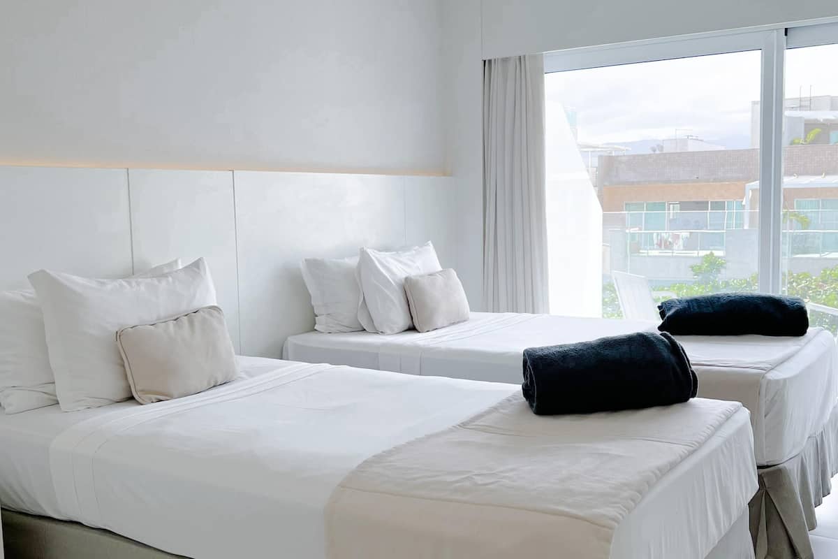 Ropa de cama hipoalergénica y minibar 