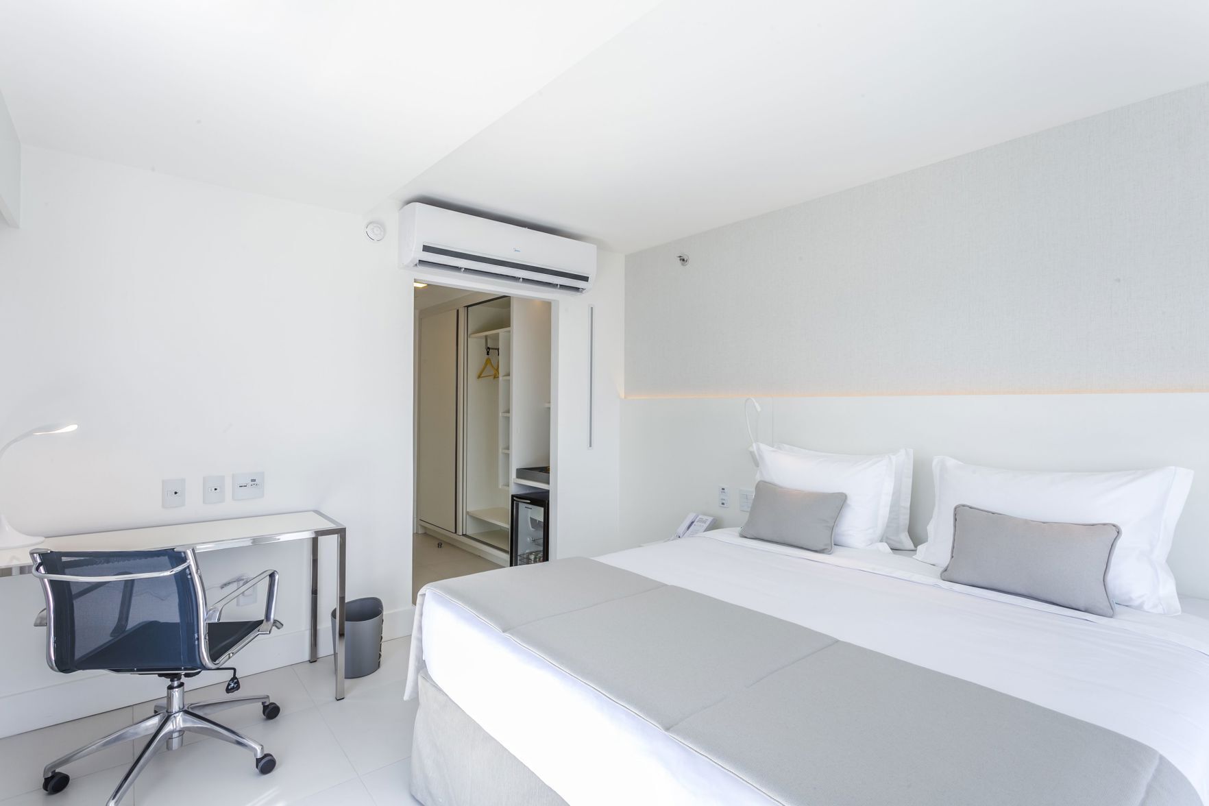 防敏寢具、迷你吧、房內夾萬、書桌