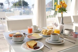 Frukost, lunch och middag serveras