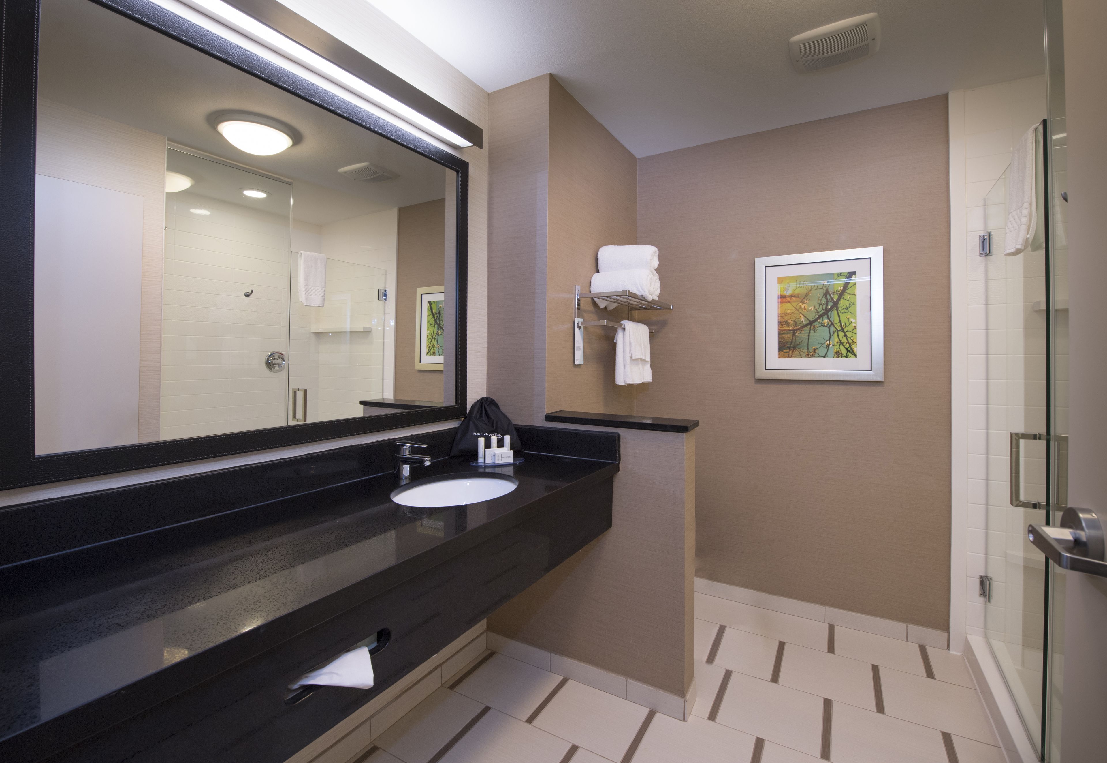 room, 1 king bed | bathroom | combined shower/bathtub, free toiletries, hair dryer, towels