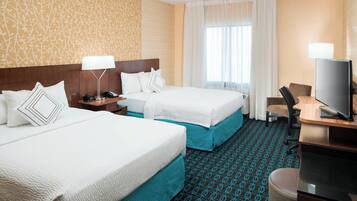 Kamer, 2 queensize bedden | Luxe beddengoed, individueel gemeubileerd, een bureau