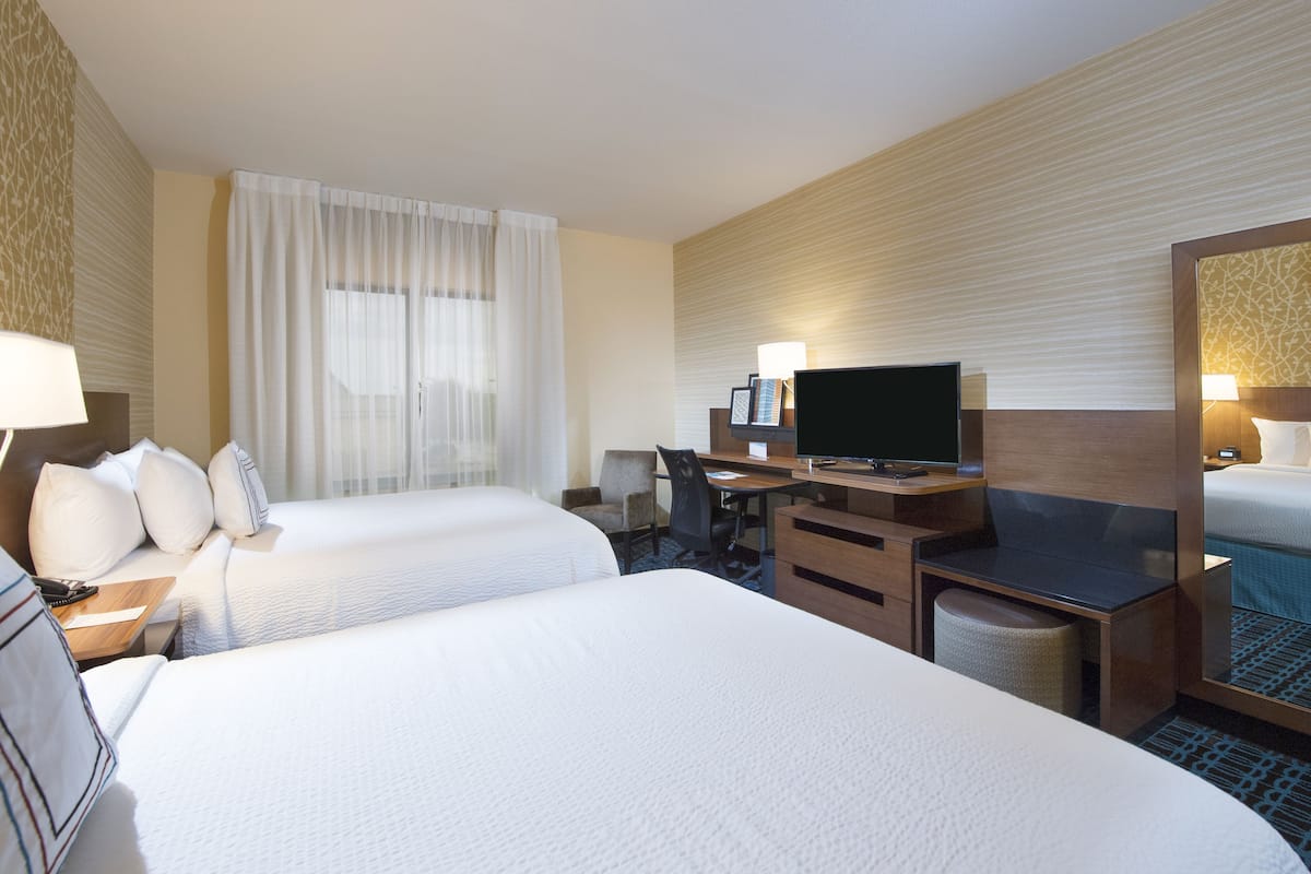 Ropa de cama de alta calidad, muebles diferentes y escritorio