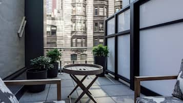 Terrace Queen | Premium bedding, in-room safe, iron/ironing board, free WiFi