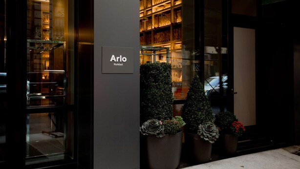 Ein Schaufenster mit einem Schild, auf dem "Arlo NoMad" steht.