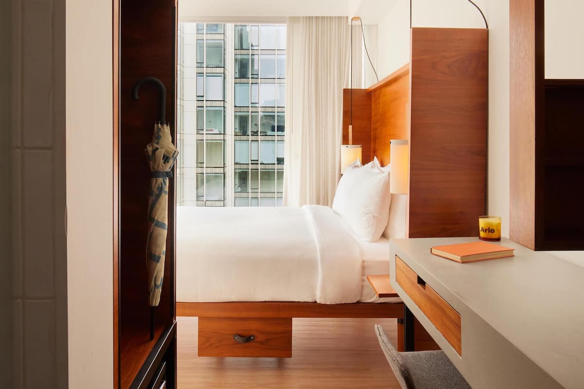 Room, 1 Queen Bed (Sky.)