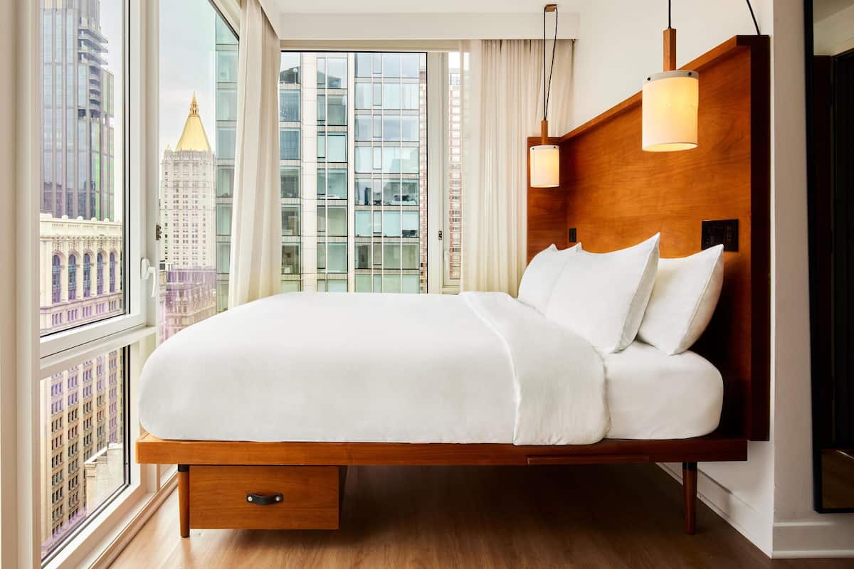 Premium bedding, in-room safe, iron/ironing board, free WiFi