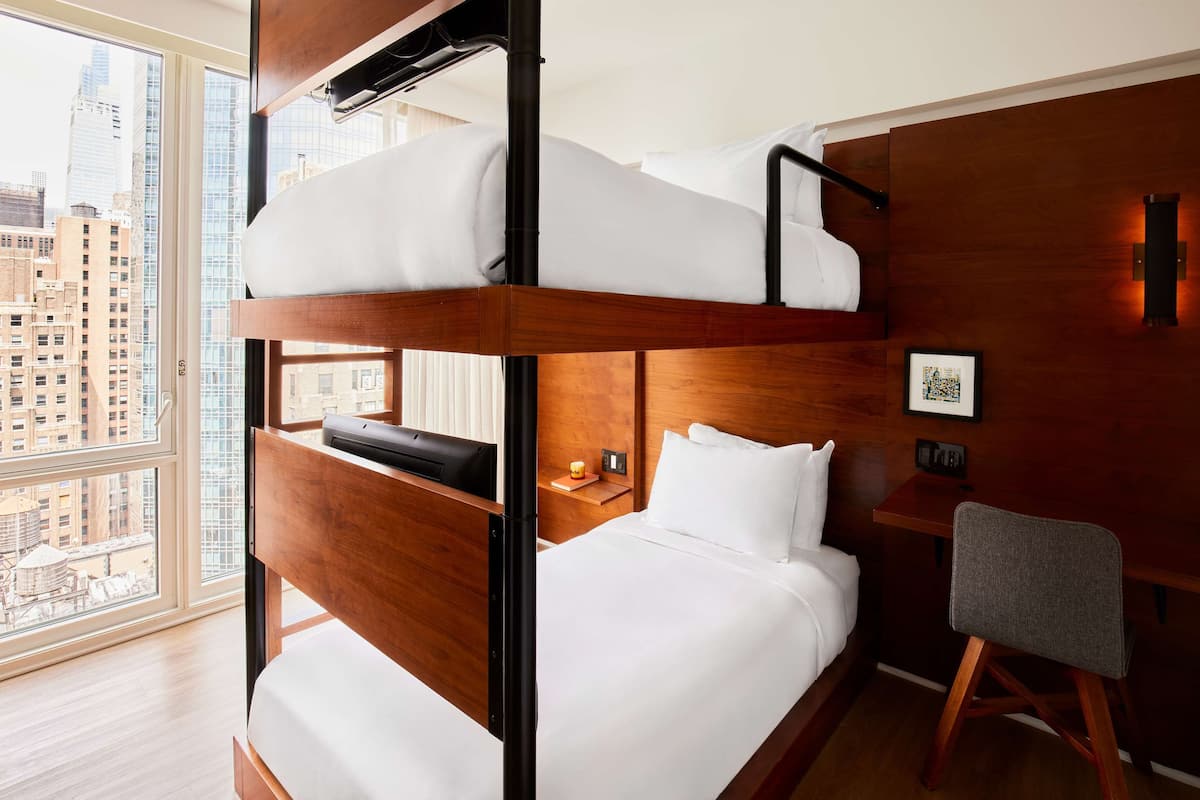 Habitación, accesible en silla de ruedas (Accessible Bunk) | Ropa de cama de alta calidad, caja fuerte, tabla de planchar con plancha