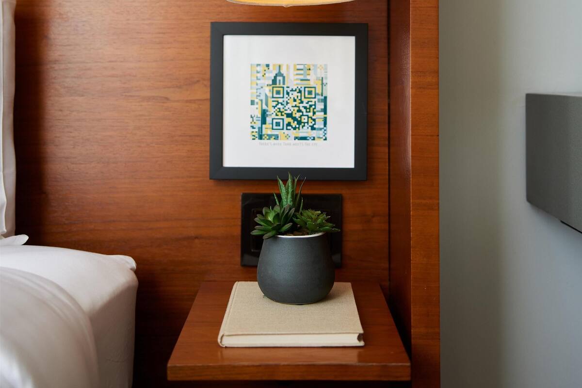 Premium bedding, in-room safe, iron/ironing board, free WiFi
