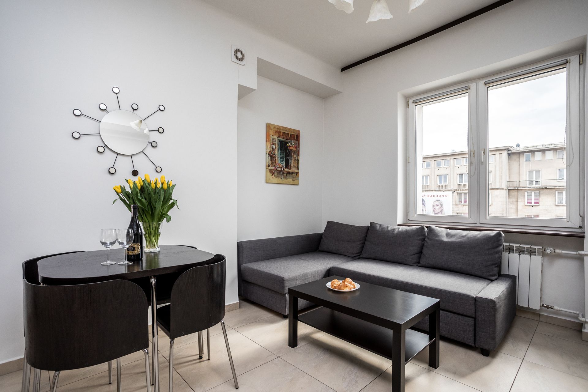 Apartamento conforto, 2 quartos, cozinha americana, vista para a cidade | Sala de estar | TV LED