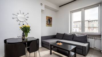 Apartamento conforto, 2 quartos, cozinha americana, vista para a cidade | Sala de estar | TV LED