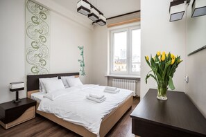 Apartament urbà, 2 dormitoris, cuina bàsica, vistes a la ciutat | Planxa i posts de planxar, wifi gratuïta i roba de llit 
