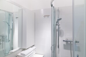 Estudio | Baño | Regadera, amenidades de baño gratuitas, secadora de cabello, toallas