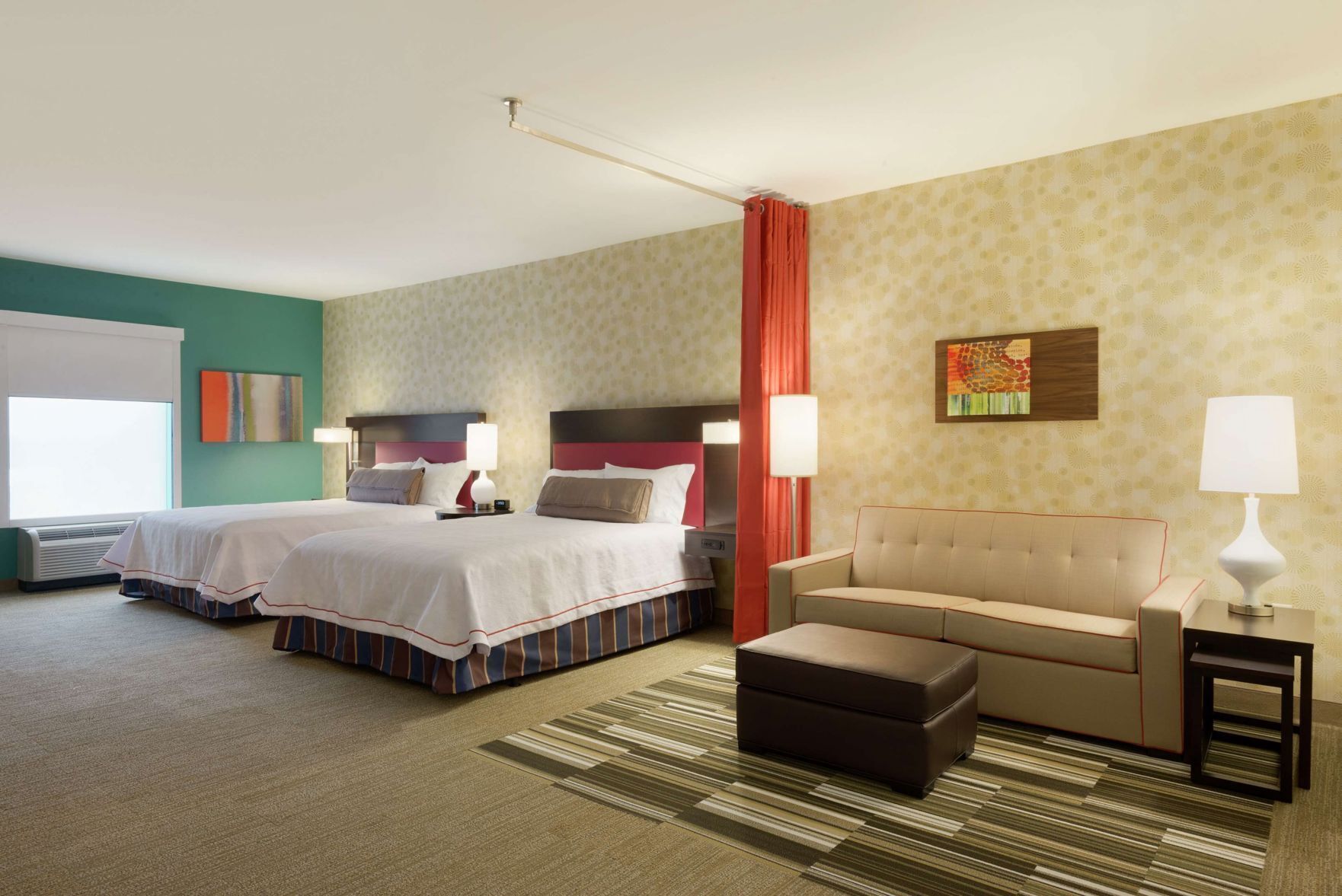 Escrivaninha, cortinas blackout, ferros/tábuas de passar roupa