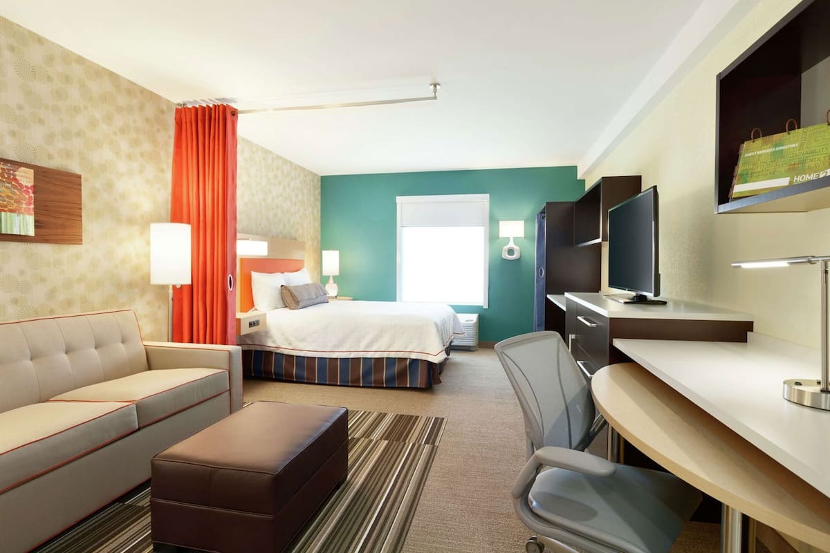 Schreibtisch, Verdunkelungsvorhänge, Bügeleisen/Bügelbrett