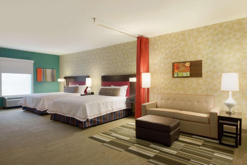 Escrivaninha, cortinas blackout, ferros/tábuas de passar roupa