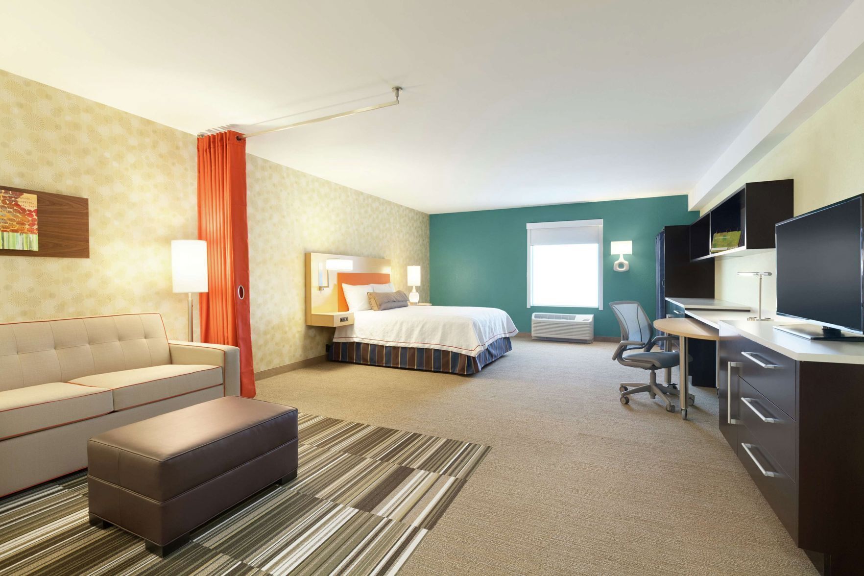 Escrivaninha, cortinas blackout, ferros/tábuas de passar roupa