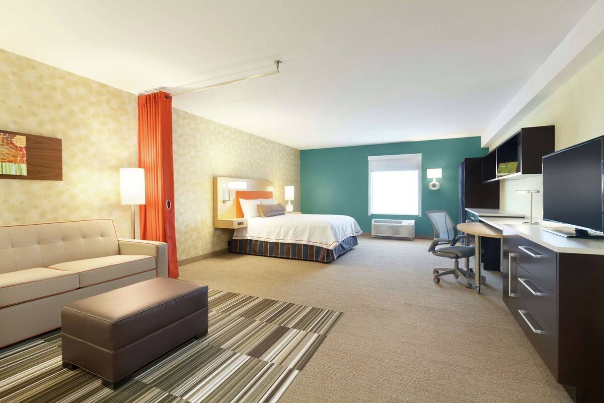 Schreibtisch, Verdunkelungsvorhänge, Bügeleisen/Bügelbrett