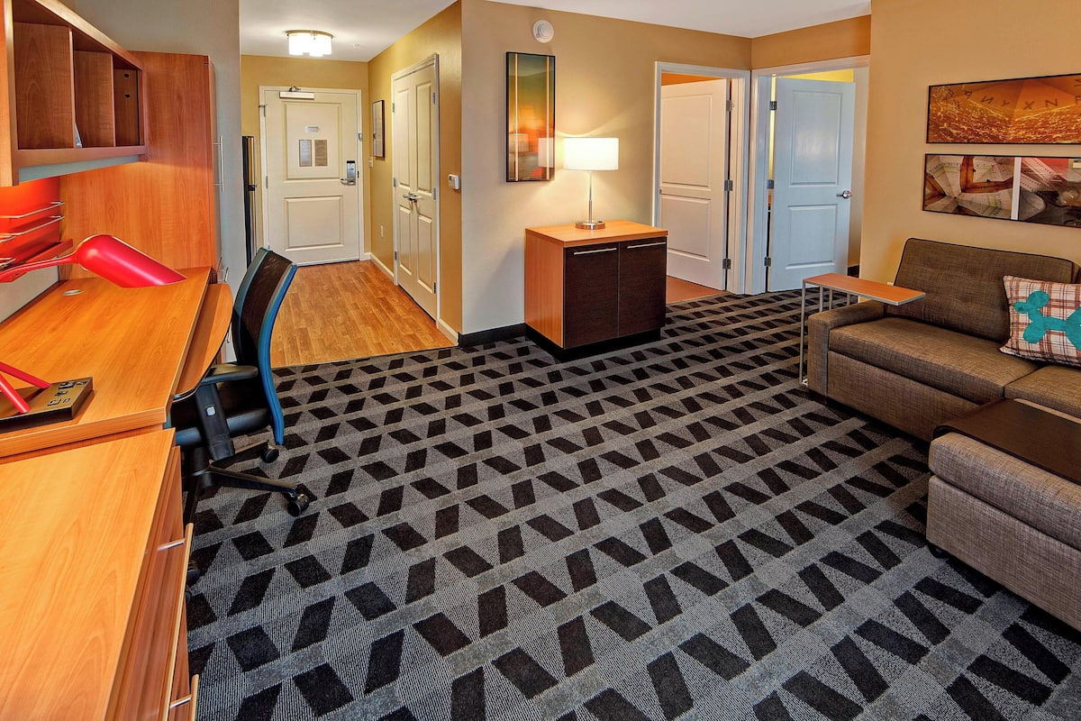 suite, 1 bedroom | living room | smart tv, netflix, ipod dock, streaming services