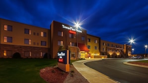 Hôtel TownePlace Suites doté d’une entrée bien éclairée et d’une enseigne bien visible.