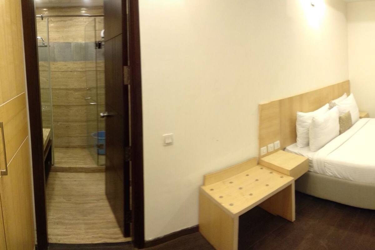 Minibar, in-room safe, desk, iron/ironing board